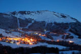 Village d' Habère-Poche et massif ski alpin les Habères de nuit