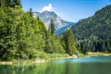 Vue depuis le lac sur le Roc d'Enfer