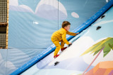 enfant sur une attraction
