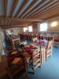salle de restaurant décor bois