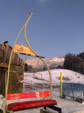 déco siège de télésiège sur terrasse en hiver