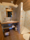 Espace randonneurs - une des 2 salles de bain privatives