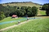 famille sur un des itinéraires VTT et vue surs les Crêtes d'Hirmentaz-Habère-Poche