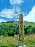 Totem bois pyrogravé Darandel, piste bleue et crêtes d'Hirmentaz-Habère Poche en arrière plan.