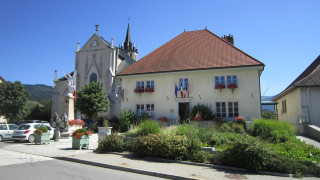 Mairie  de Boëge et son Eglise dans le coeur du village à proximité de la Grenette