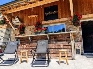 Les Pivottes en été -Entrée restaurant