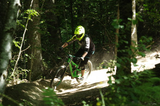 vvtiste en descente passage en forêt