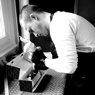 Hugo dans son atelier
