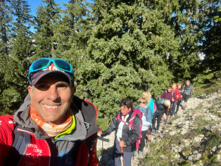 Guillaume accompagnant un groupe en randonnée pédestre Guillaume accompagnant un groupe en randonnée pédestre