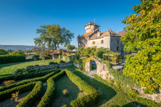 Vue sur le château d'Avully depuis les jardins
