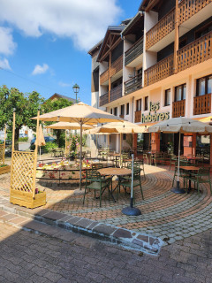 Terrasse été et bâtiment extérieur Terrasse été et bâtiment extérieur