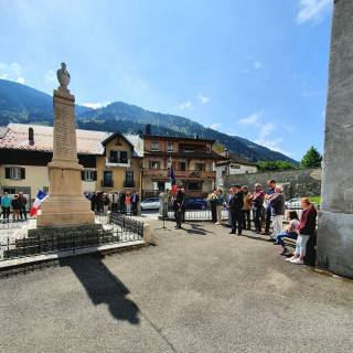 Rassemblement autour du monument aux morts