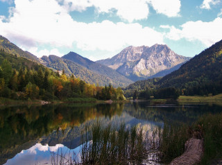 Ambiance automnale et reflet du Roc d'Enfer dans le lac de Vallon Ambiance automnale et reflet du Roc d'Enfer dans le lac de Vallon