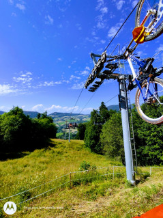 Pylône et porte vélo avec vue sur le village