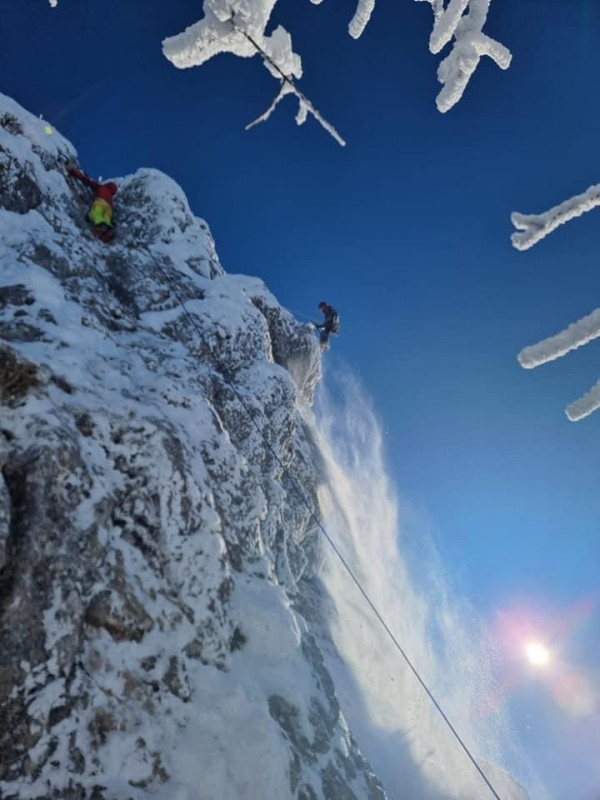 grimpeur sur la barre équipée des Habères en hiver