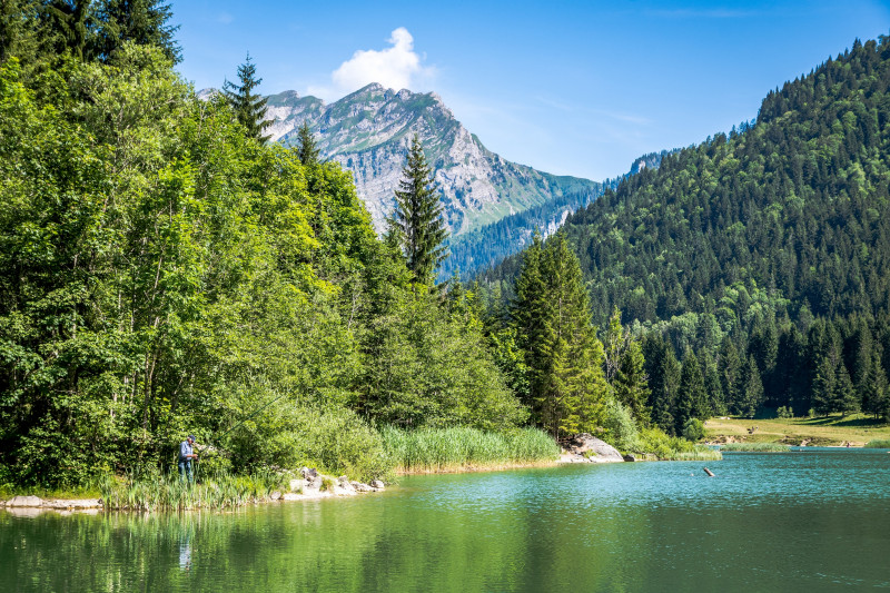 Vue depuis le lac sur le Roc d'Enfer