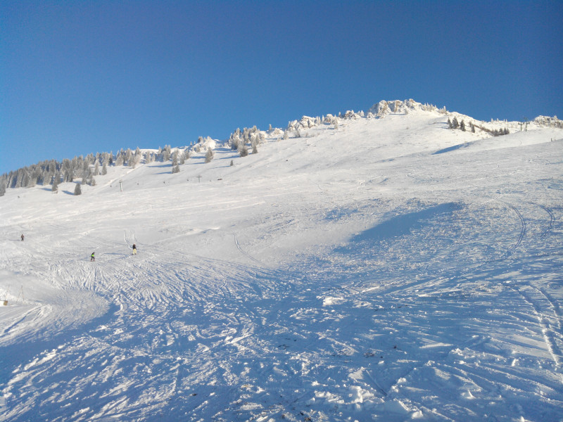 Depuis les pistes vue sur le haut du domaine