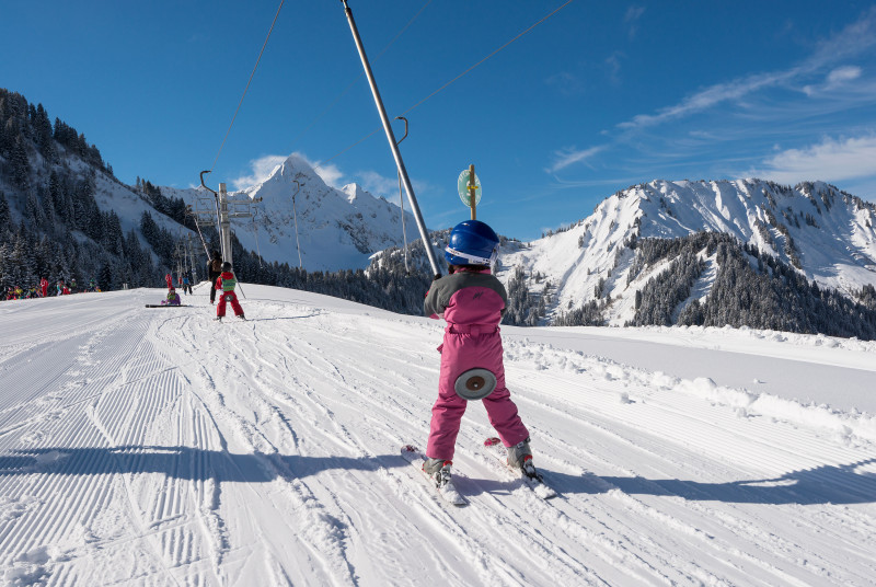 Skier avec le Roc d'Enfer en surplomb - © Yvan Tisseyre/OT Vallée d'Aulps Skier avec le Roc d'Enfer en surplomb