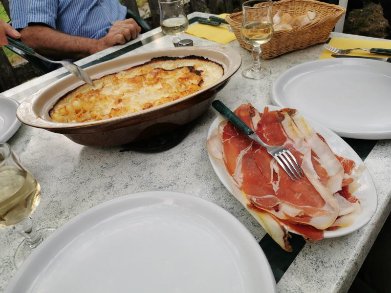 gratin et charcuterie en terrasse