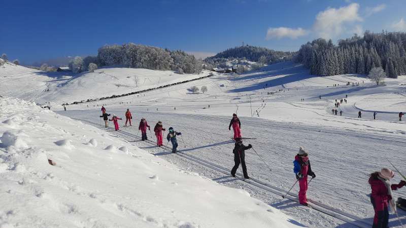 Enfants qui découvrent le ski de fond alternatif au Pateau de Plaine Joux Enfants qui découvrent le ski de fond alternatif au Pateau de Plaine Joux