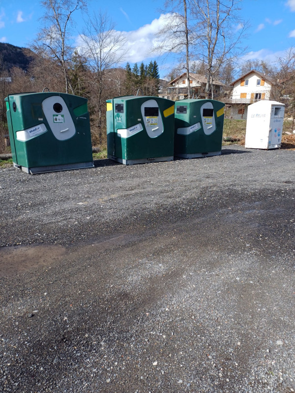 les containers sur le parking les containers sur le parking