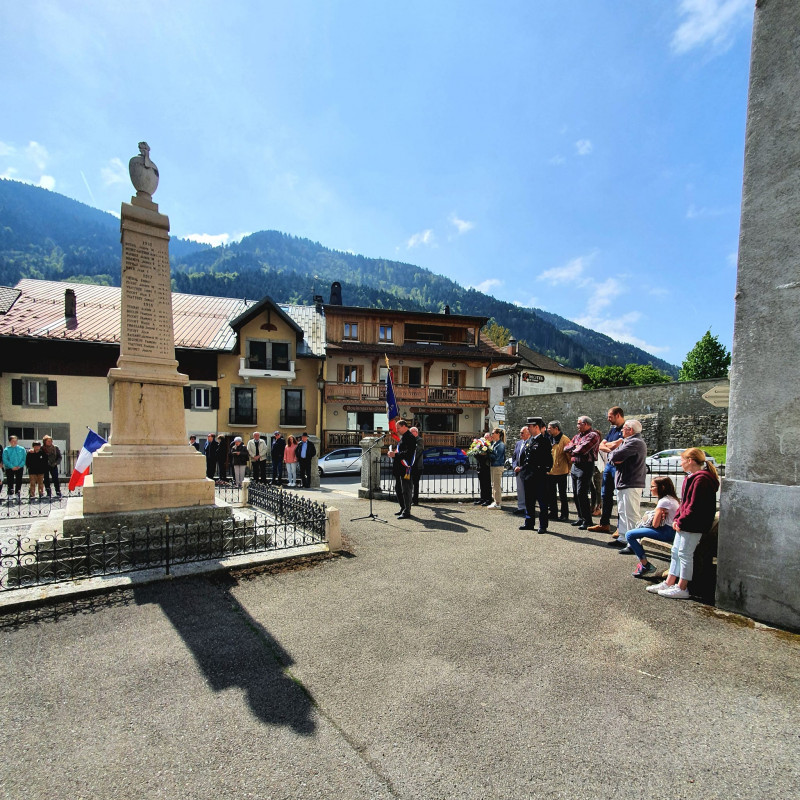 Rassemblement autour du monument aux morts
