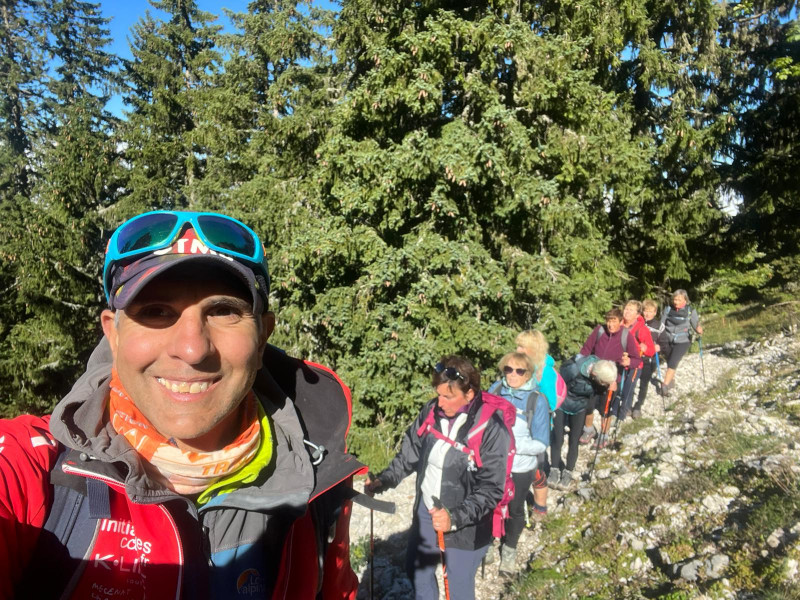 Guillaume accompagnant un groupe en randonnée pédestre Guillaume accompagnant un groupe en randonnée pédestre