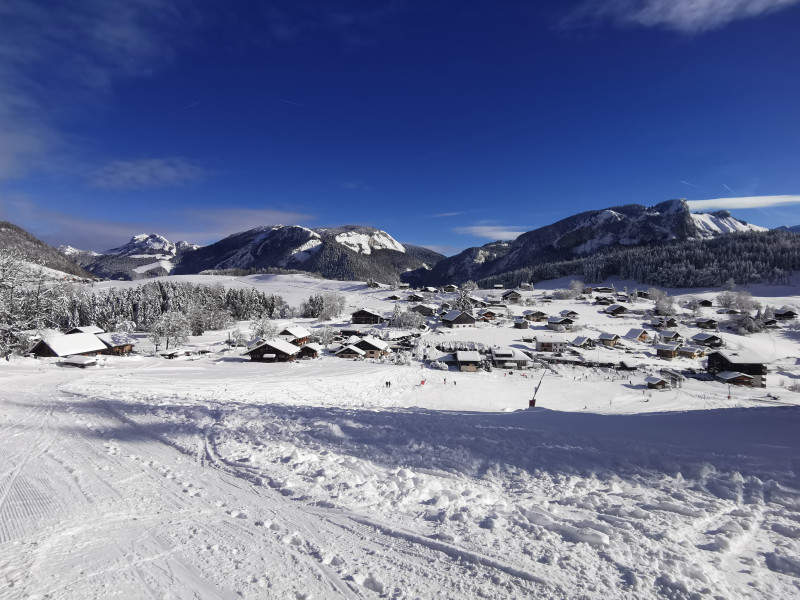 Vue sur le hameau des Mouilles depuis les pistes Vue sur le hameau des Mouilles depuis les pistes