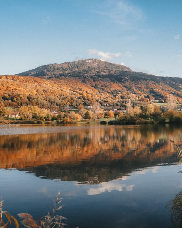 Vue sur les Voirons depuis le lac de Machilly - © OT Monts de Genève - A.Modylevskaia Vue sur les Voirons depuis le lac de Machilly