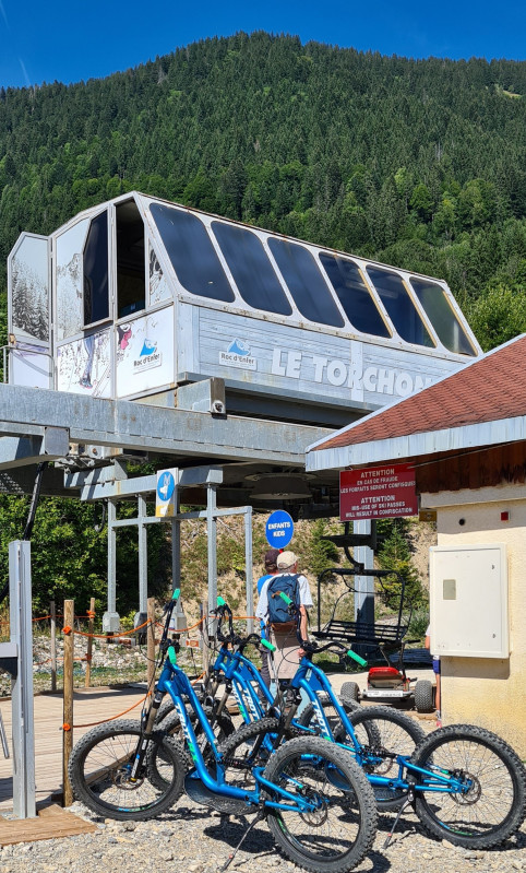 Trottinette de descente au départ du télésiège du Torchon - © OT Alpes du Léman - VS Trottinette de descente au départ du télésiège du Torchon