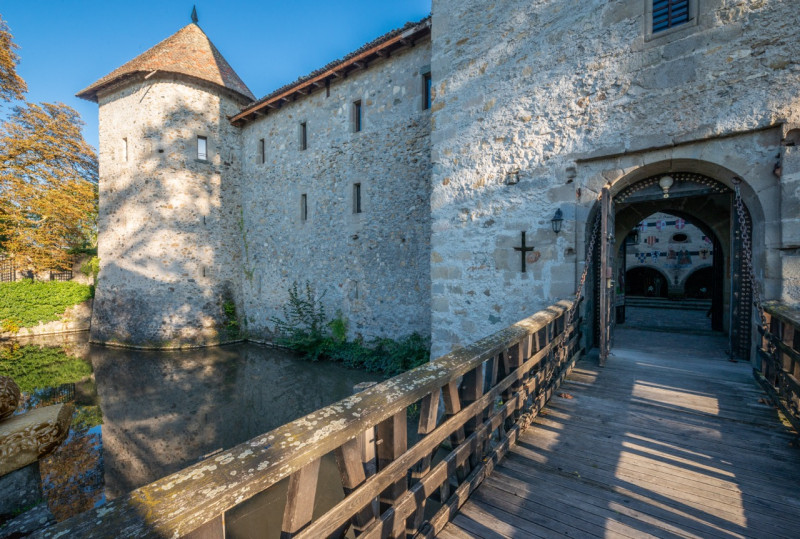 Pont levis, douves et mur d'enceinte du Château d'Avully Pont levis, douves et mur d'enceinte du Château d'Avully