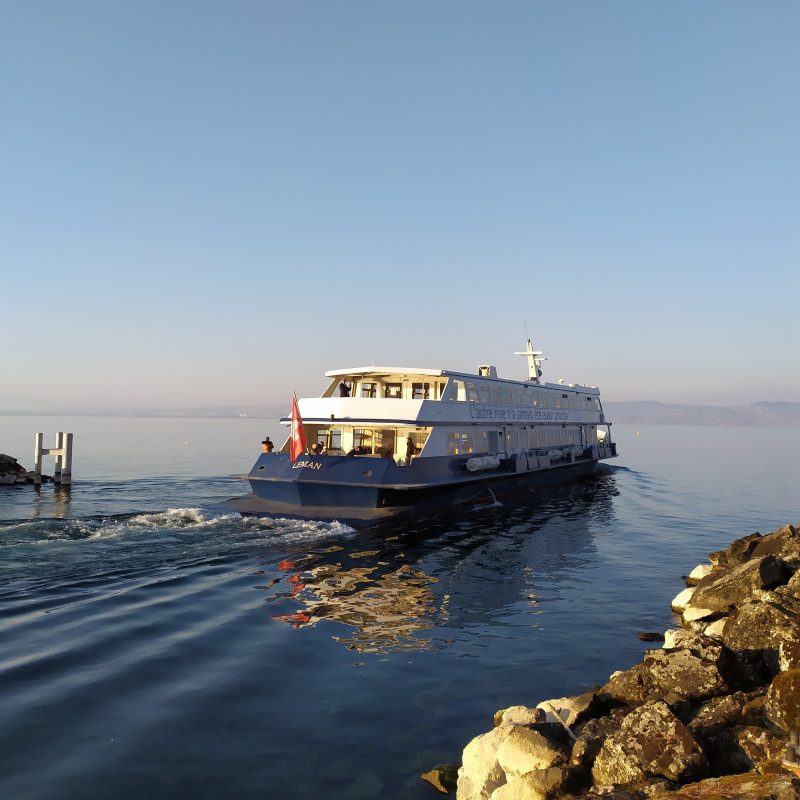 Bateau CGN au départ d'Evian Bateau CGN au départ d'Evian