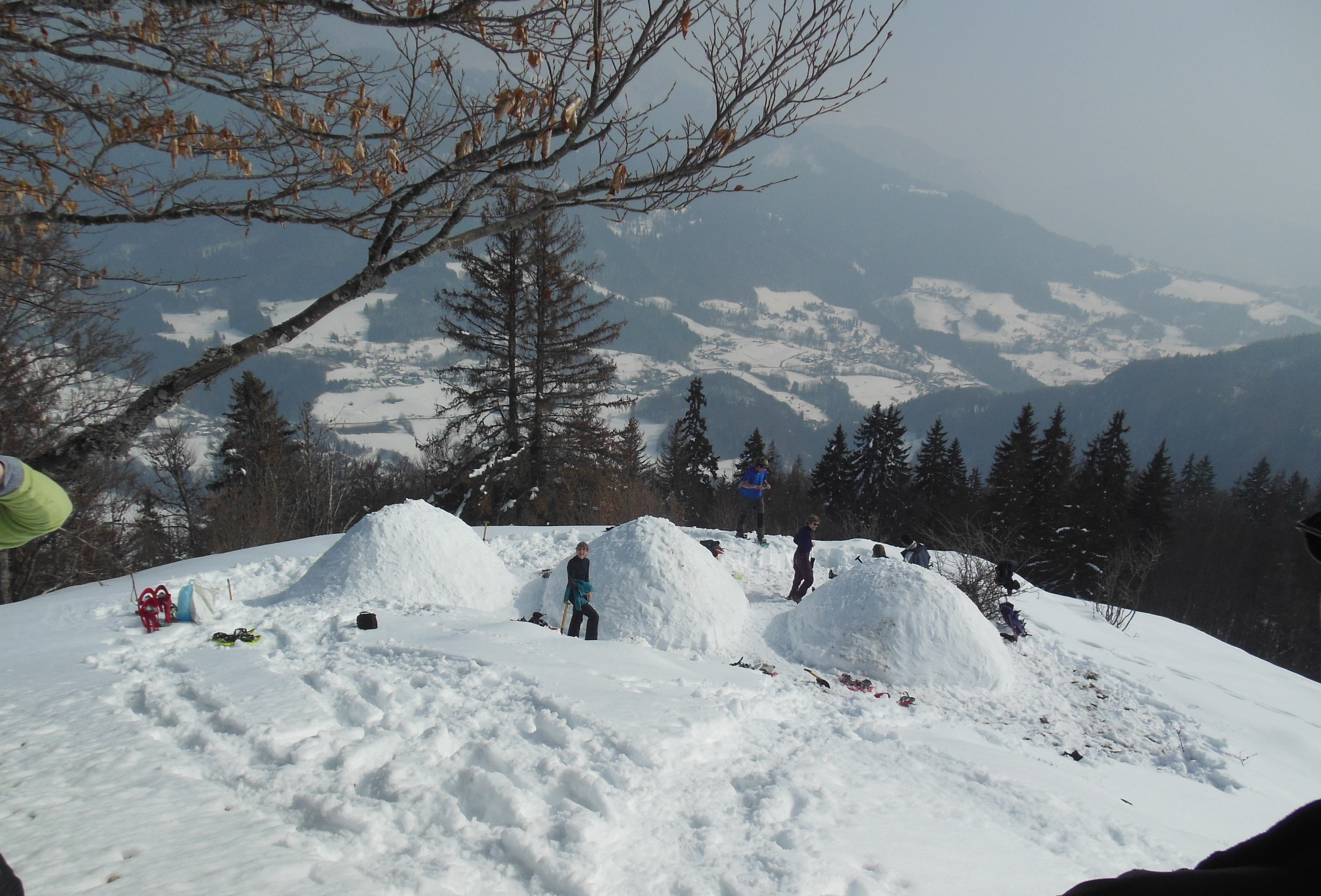 L'appel de la forêt - construction d'igloo - © OT Alpes du Léman