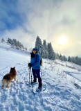 balade à raquettes avec son chien