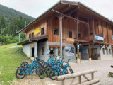 Devant la salle hors sac de la chèvrerie, profitez de la location des trottinettes électriques pour découvrir ou redécouvrir notre territoire.