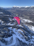 Survol de la vallée du Giffre enneigée