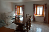 salon-co-te-fene-tre-avec-piano-57674