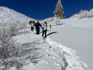 Groupe en randonnée raquettes avec Guillaume Gagnaire