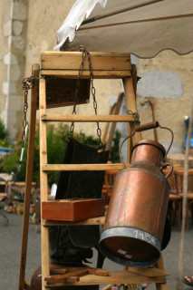 stand brocante boille à lait cuivre