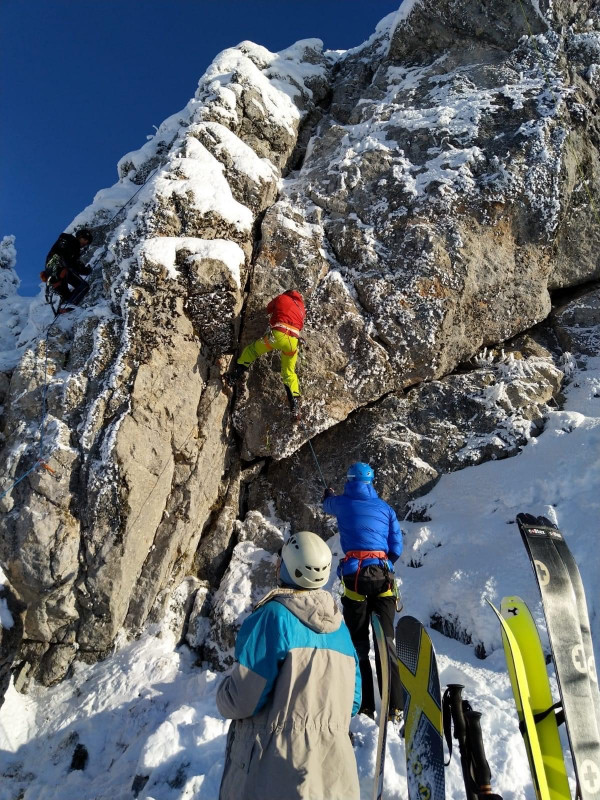 grimpeurs sur la barre équipée des Habères en hiver
