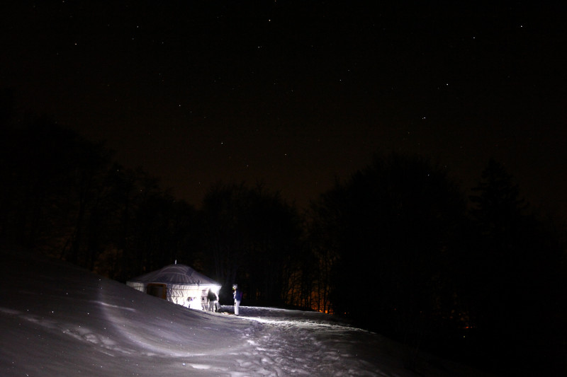 Yourte dans la nuit sur l'alpage de Très le Mont