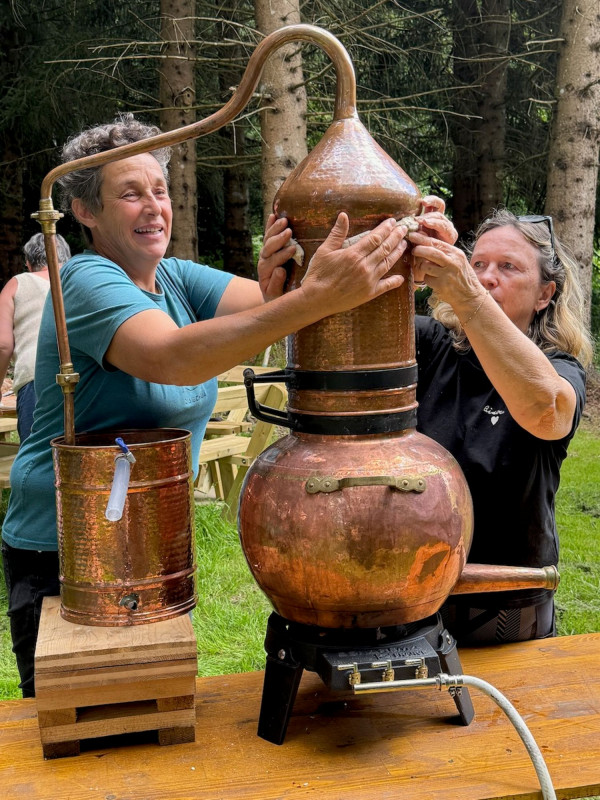 Atelier Découverte de la Distillation (hydrolats et huiles essentielles)_Habère-Poche - © Hydrolacîme_Habère-Poche Atelier Découverte de la Distillation (hydrolats et huiles essentielles)_Habère-Poche