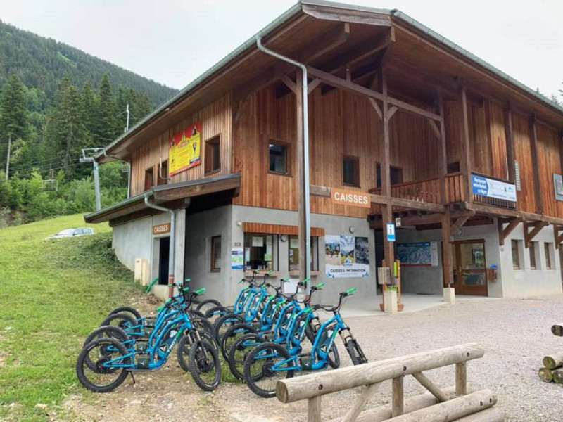 Devant la salle hors sac de la chèvrerie, profitez de la location des trottinettes électriques pour découvrir ou redécouvrir notre territoire.