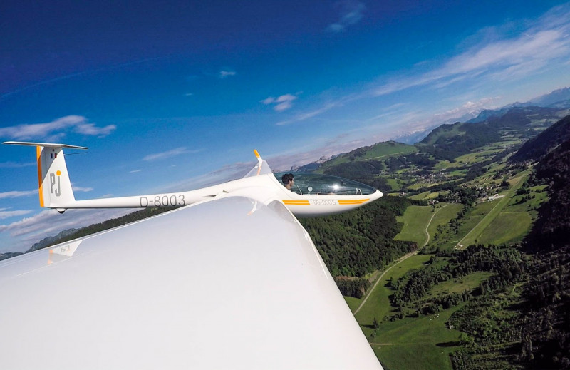 planeur en vol au dessus de la Vallée Verte