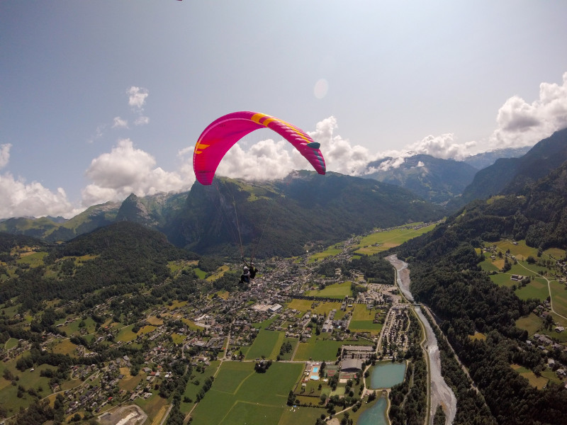 Biplace au dessus de la vallée