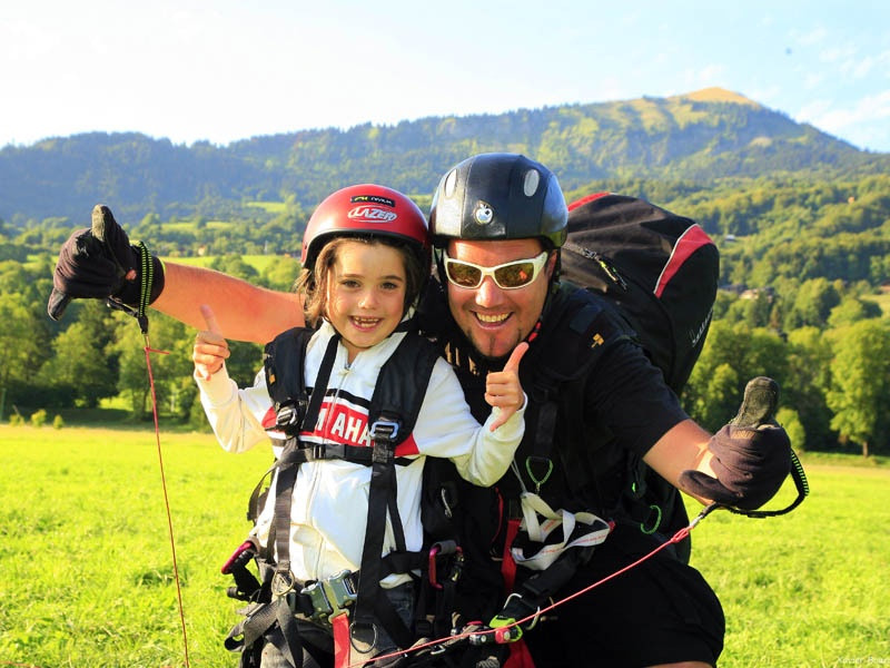 Baptême de l'air en parapente - Vol découverte - © Les Hirondailes Baptême de l'air en parapente - Vol découverte