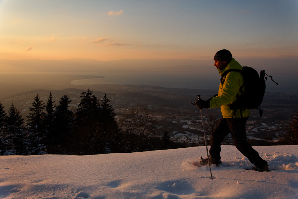 Raquettes au coucher du soleil avec vue sur le Lac Léman - © Gilles Place