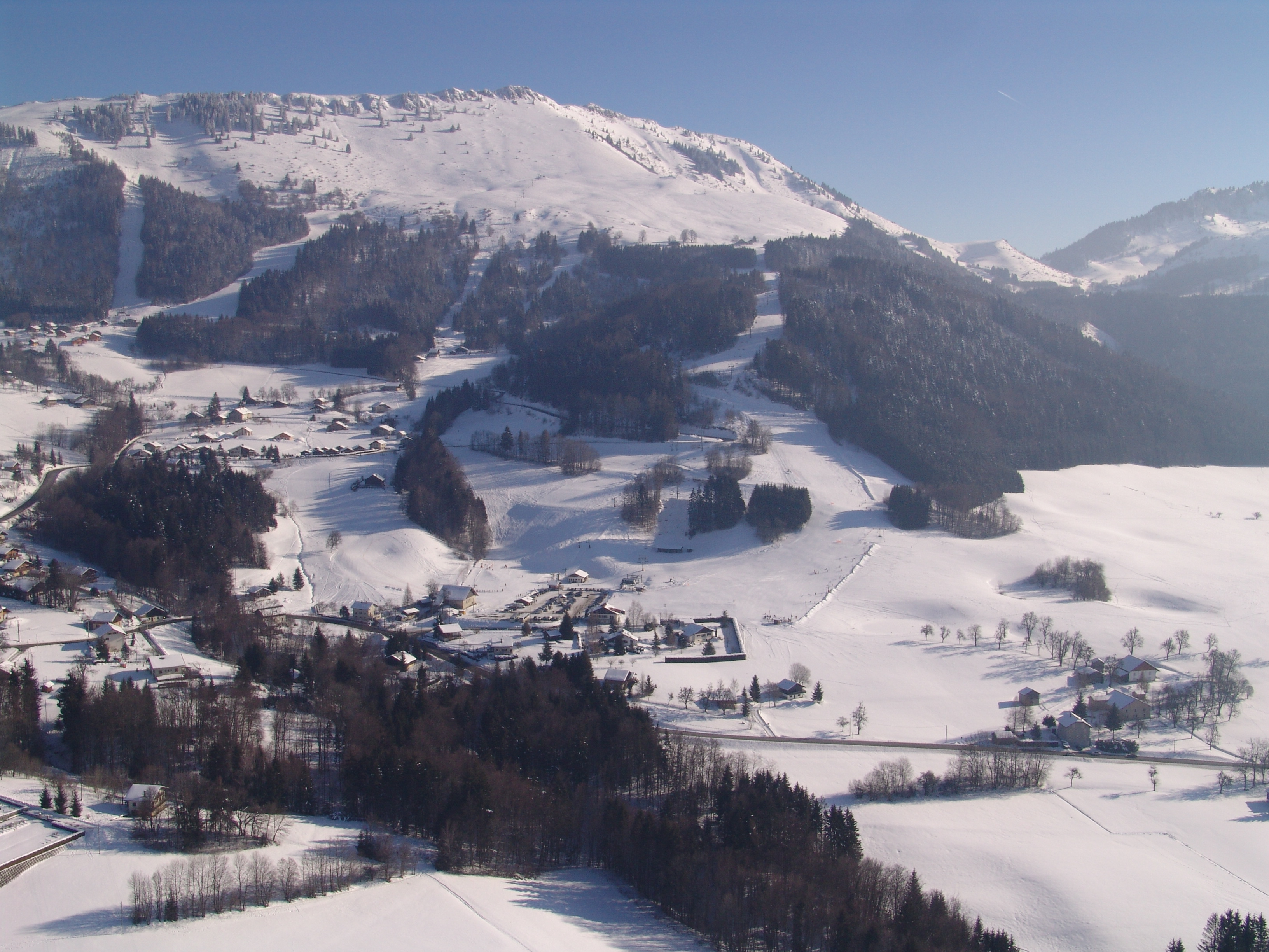 Vue générale sur le domaine skiable versant Les Habères - © GIlles Place